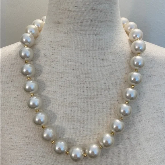 Faux pearl and gold bead necklace - Picture 4 of 5